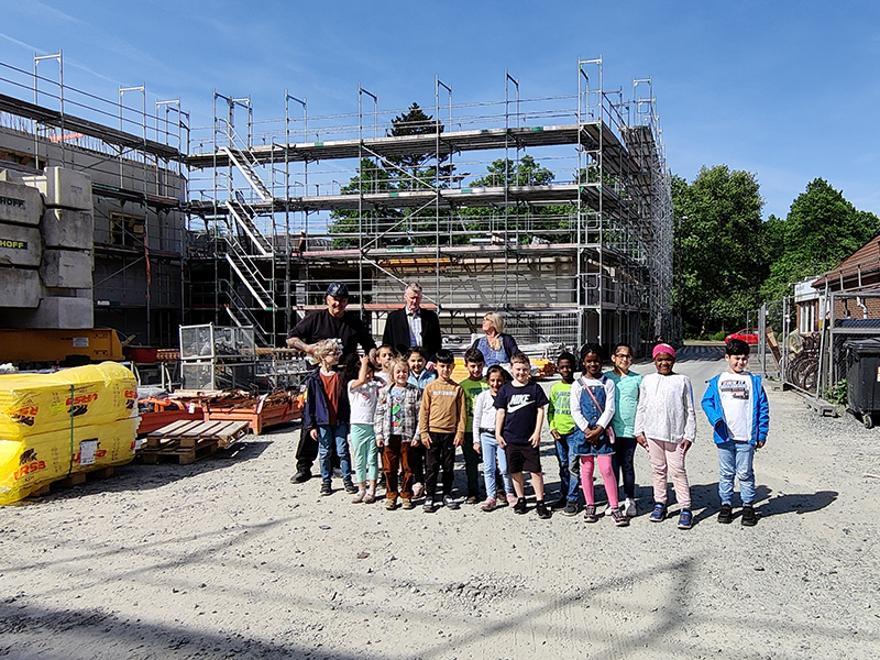 Kinderbesuch auf der Baustelle Huchting