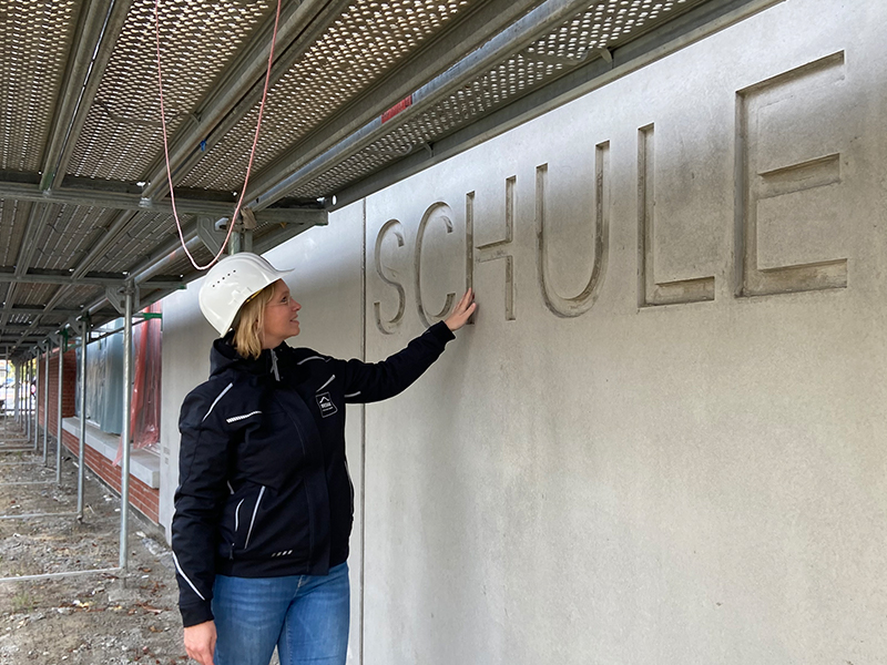 Schriftzug Schule am Gebäude