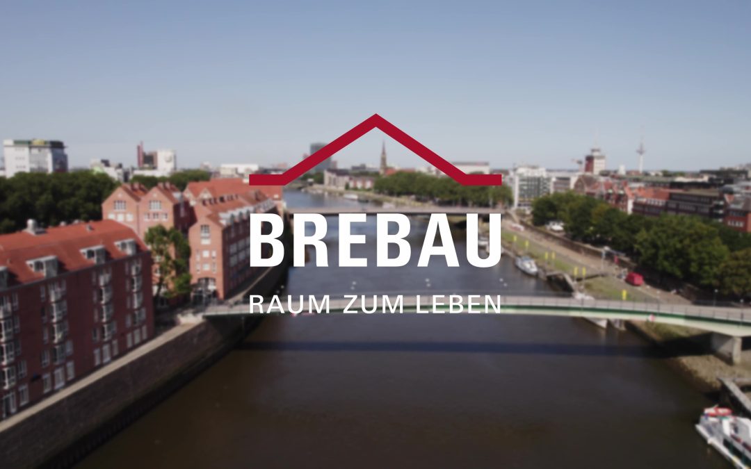 Ein leicht unklares Foto von der Weser in Bremen. Auf der linken Seite das Teerhof-Viertel, auf der rechten Seite die Schlachte. Im Vordergrund das Logo der Brebau mit dem Text: Raum zum Leben