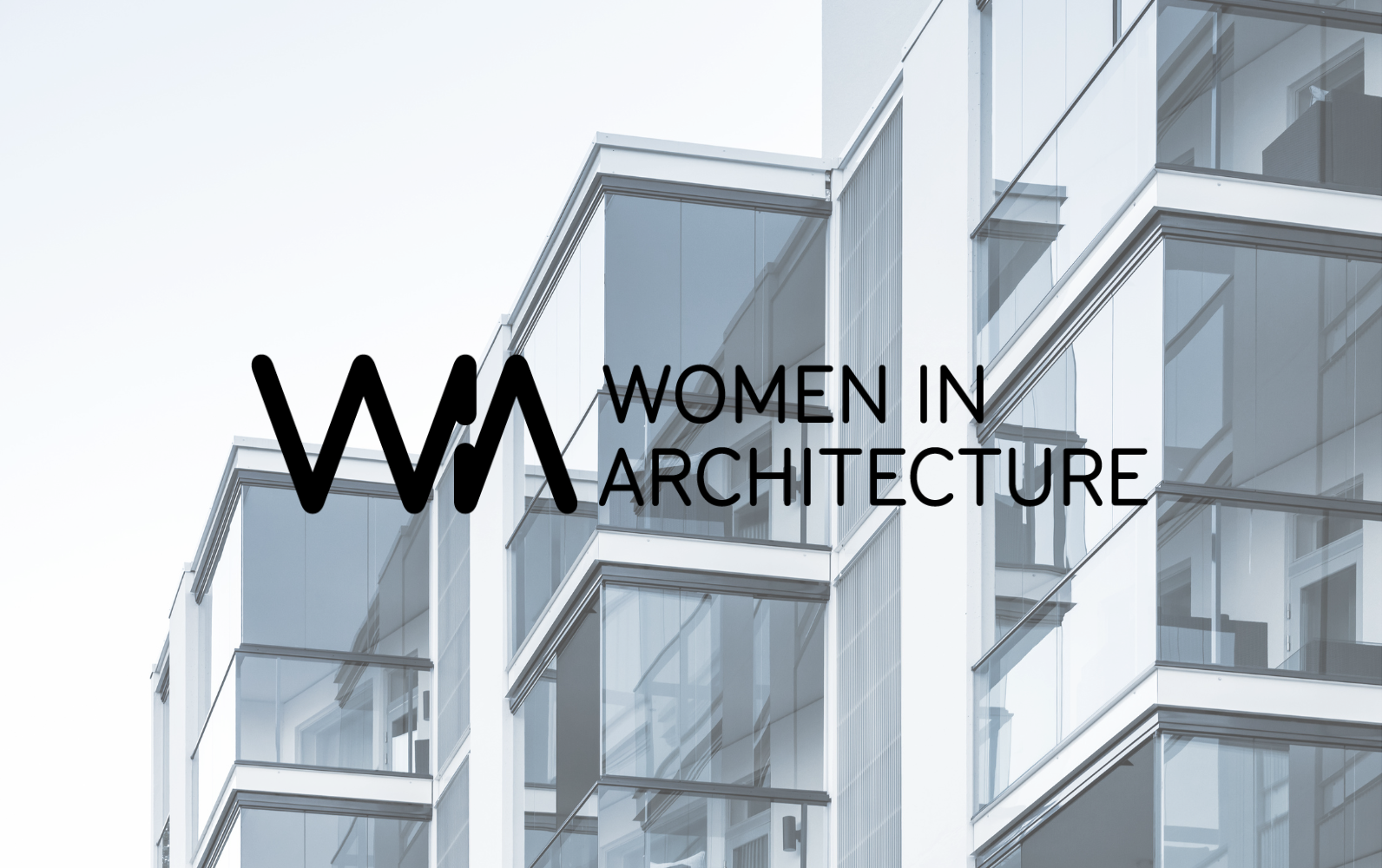Hausfassade in schwarz-weiß mit vielen Fenstern, darauf ein Logo von Women in Architecture