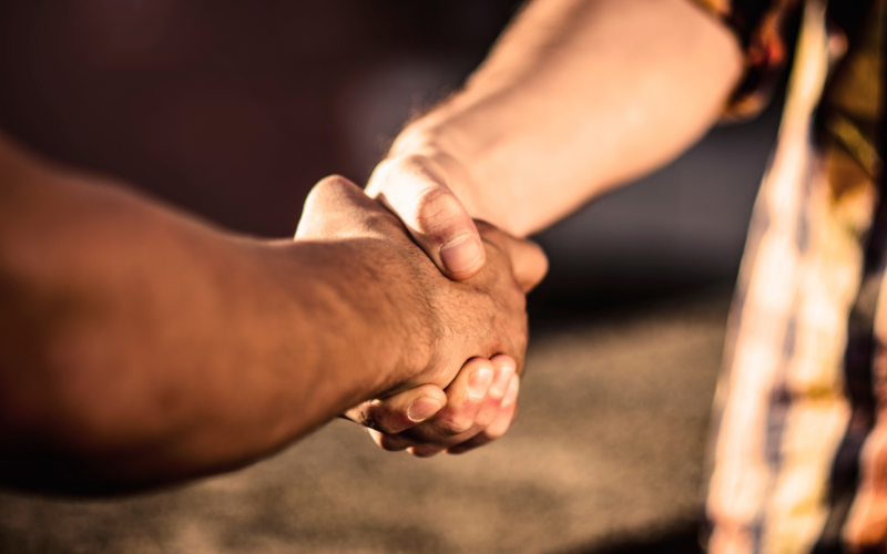 Kooperation Handschlag zweiter Menschen