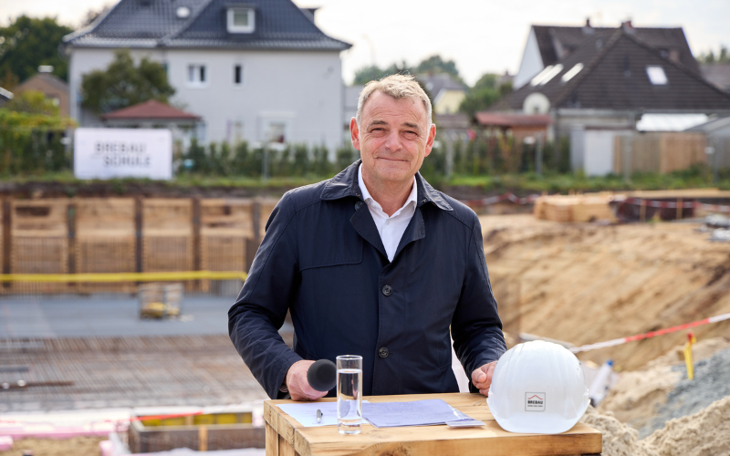 http://Bernd%20Botzenhardt%20beim%20Spatenstich%20im%20Dillener%20Quartier