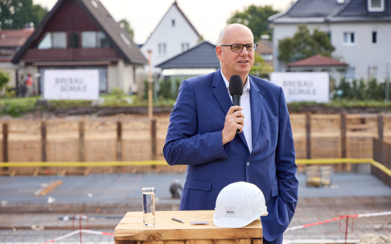 http://Dr.%20Andreas%20Bovenschulte%20beim%20Spatenstich%20im%20Dillener%20Quartier