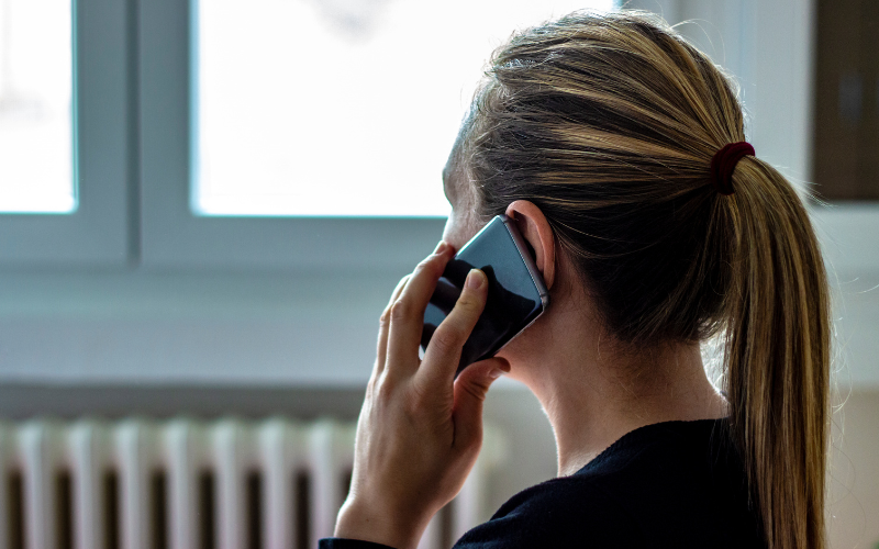 Zwei Frauen stehen sich gegenüber, eine gibt der anderen einen vollen Einkaufskorb